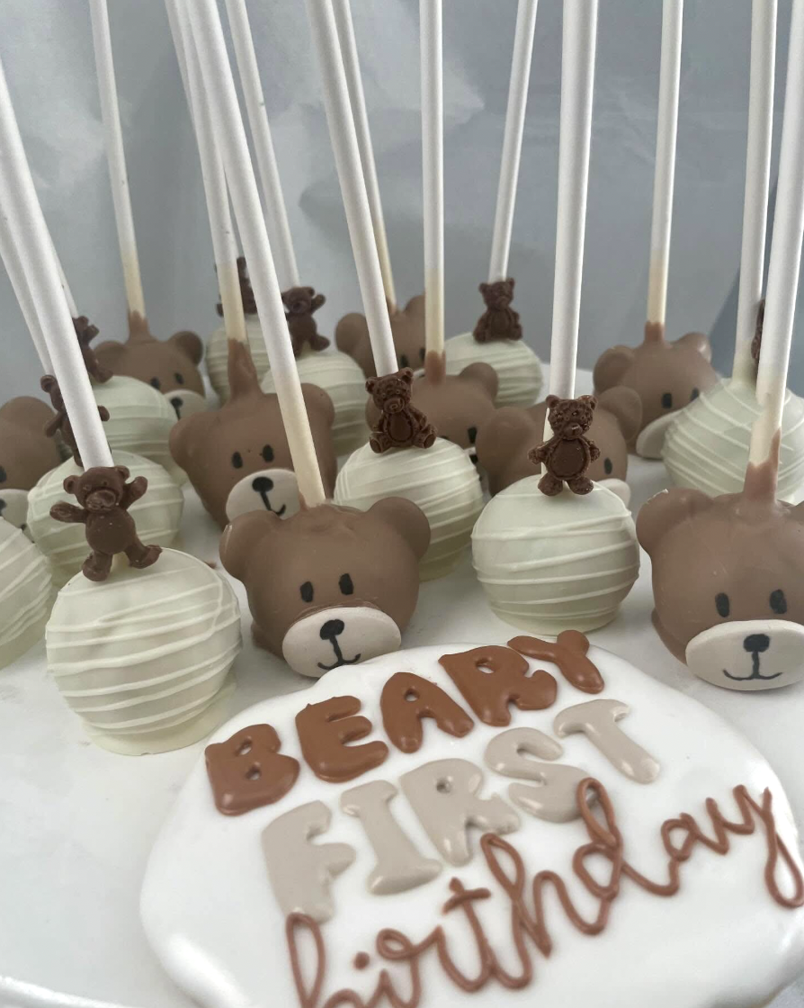 Teddy bear cakepops with BEARY FIRST birthday plaque